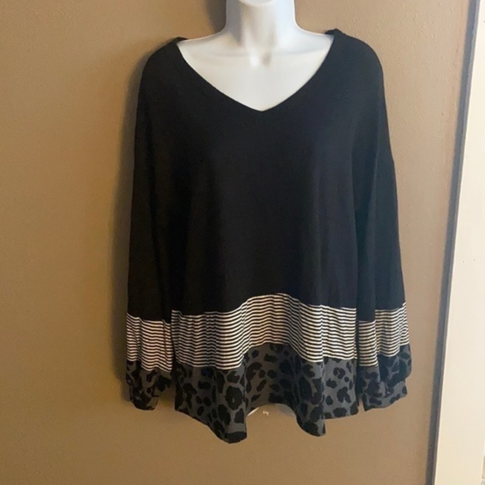 𝅺honeyme Long sleeve v neck with animal print